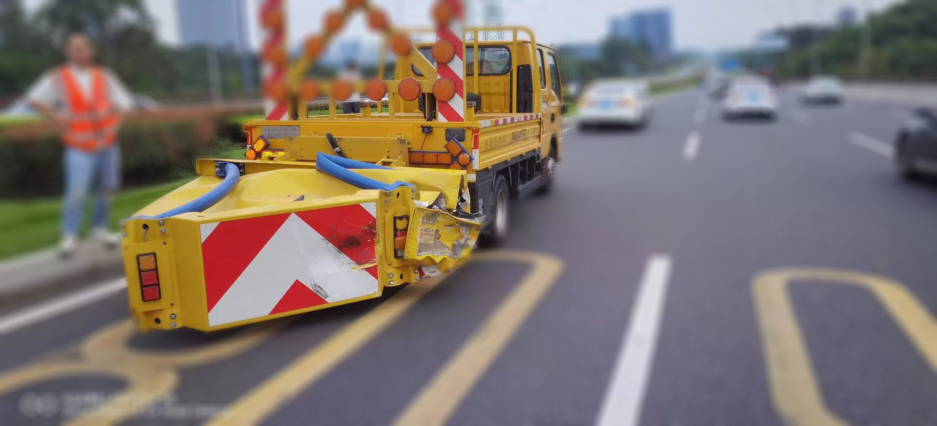 成都70K防撞缓冲车发生追尾事故,道路作业安全再敲警钟 · 配图 2