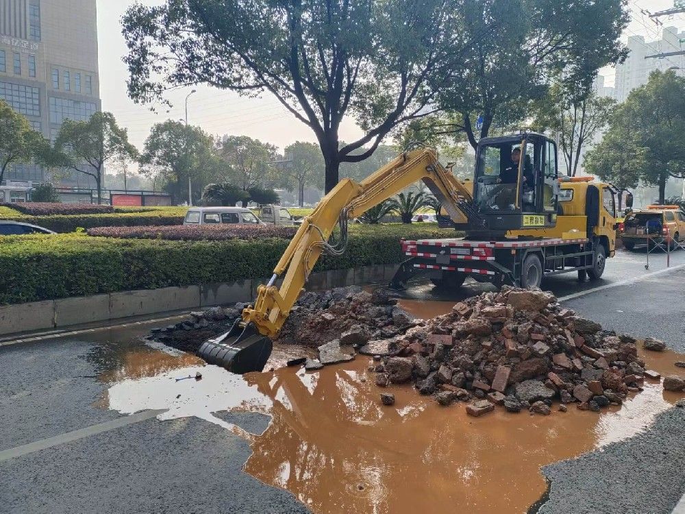 南京同道携手长沙市政部门联合演示道路坑槽抢修