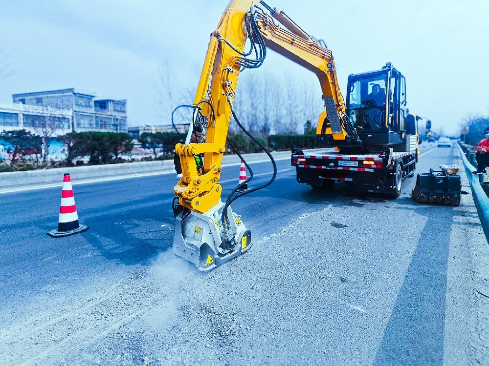 安徽业主应用多功能路面养护车 高效完成沥青路面坑槽修补