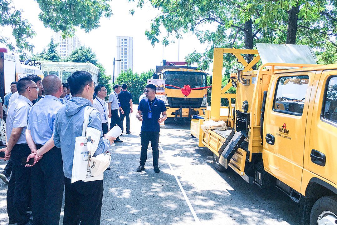 南京同道新款沥青路面热再生修补车亮相宿迁市普通公路养护技能培训暨“四新”技术推介会 · 配图 3