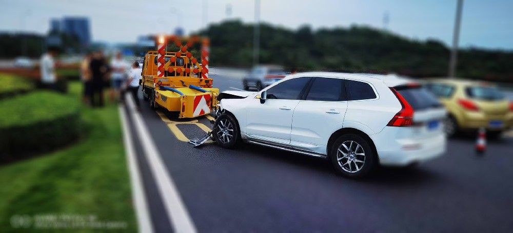 成都70K防撞缓冲车发生追尾事故，道路作业安全再敲警钟