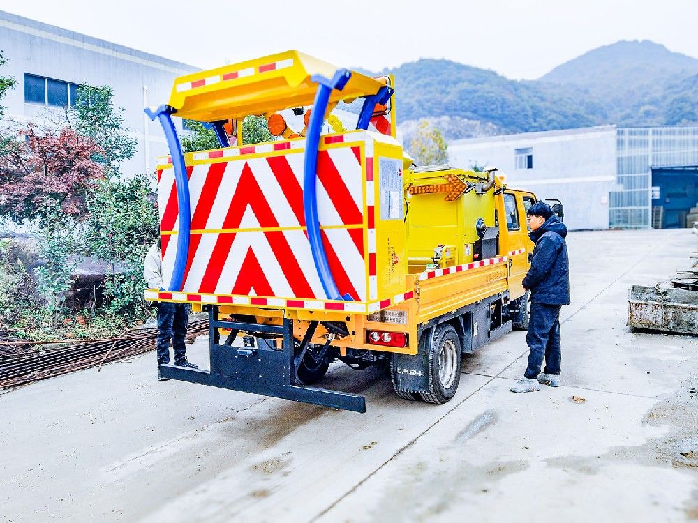 同道最新研发的沥青路面热再生养护车成功交付宁波客户