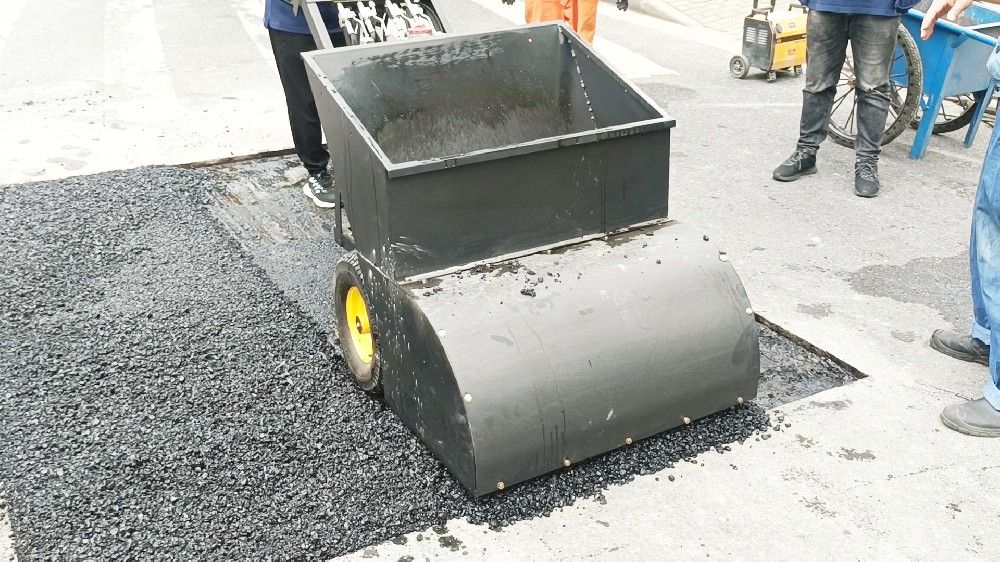南京同道携手南京市政部门联合演示道路坑槽修补