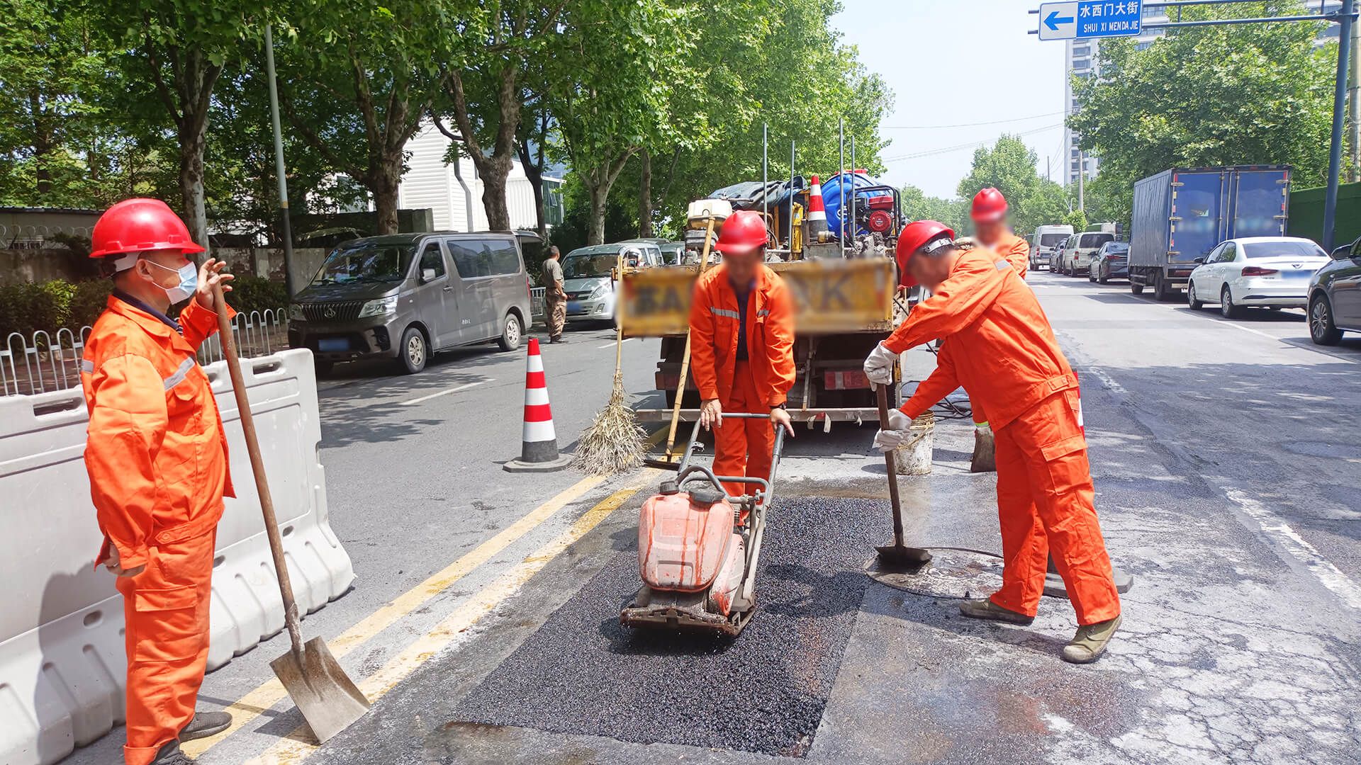 南京同道携手南京市政部门联合演示道路坑槽修补 · 配图 5