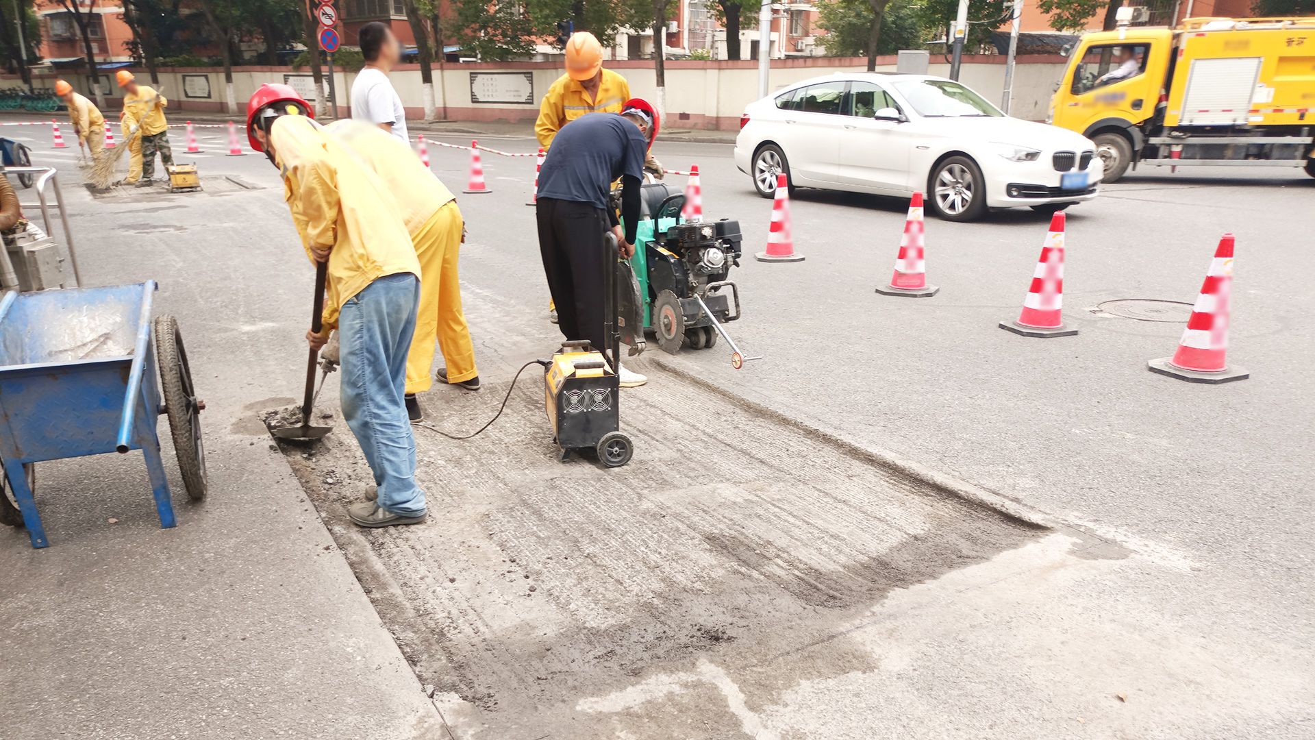 南京同道携手南京市政部门联合演示道路坑槽修补 · 配图 1