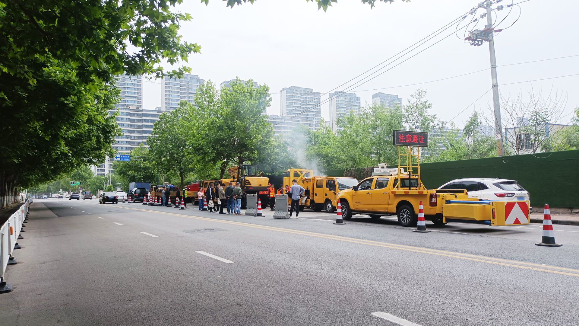 南京同道携手南京市政部门联合演示道路坑槽修补 · 配图 1