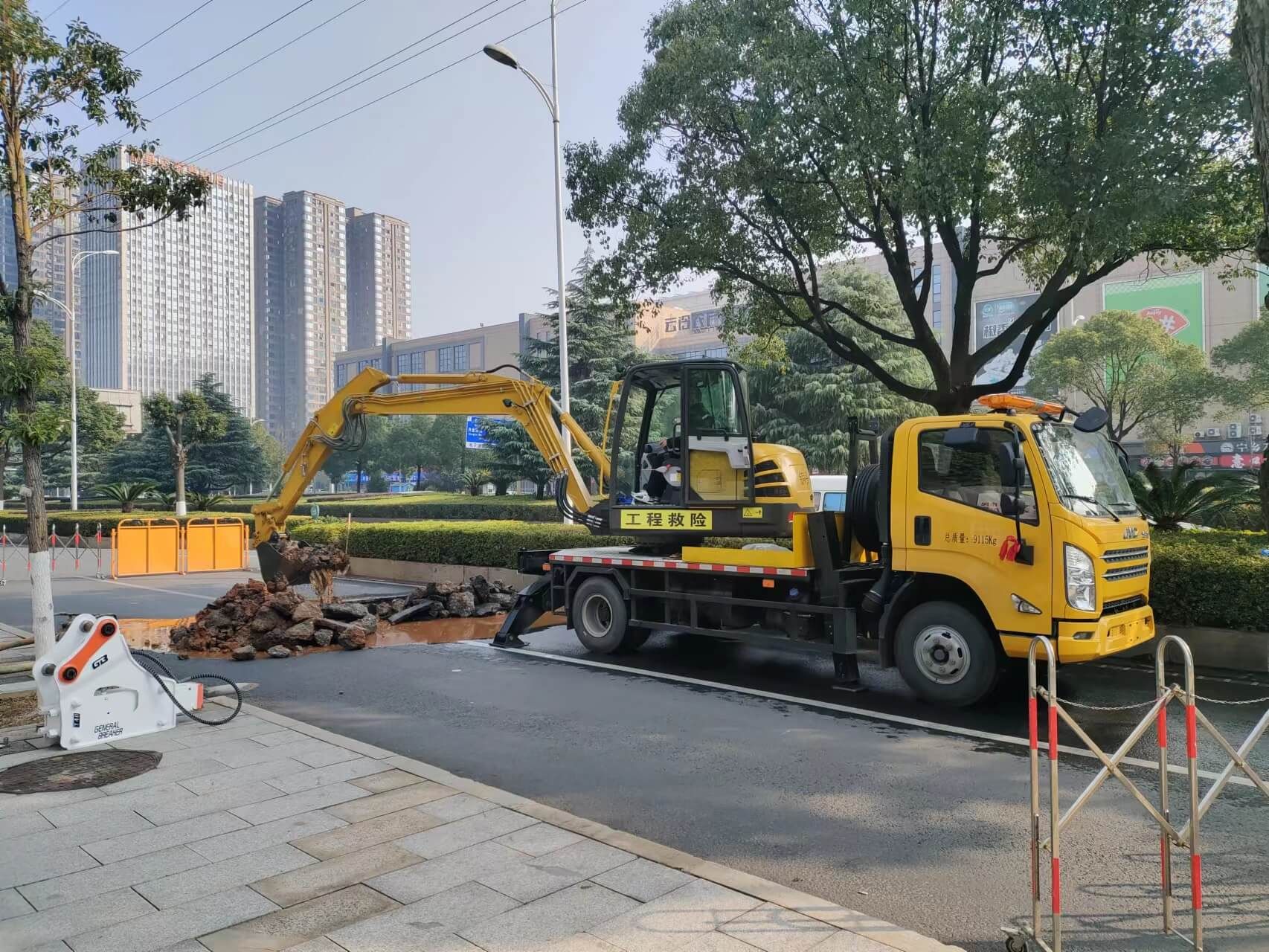 南京同道携手长沙市政部门联合演示道路坑槽抢修 · 配图 3