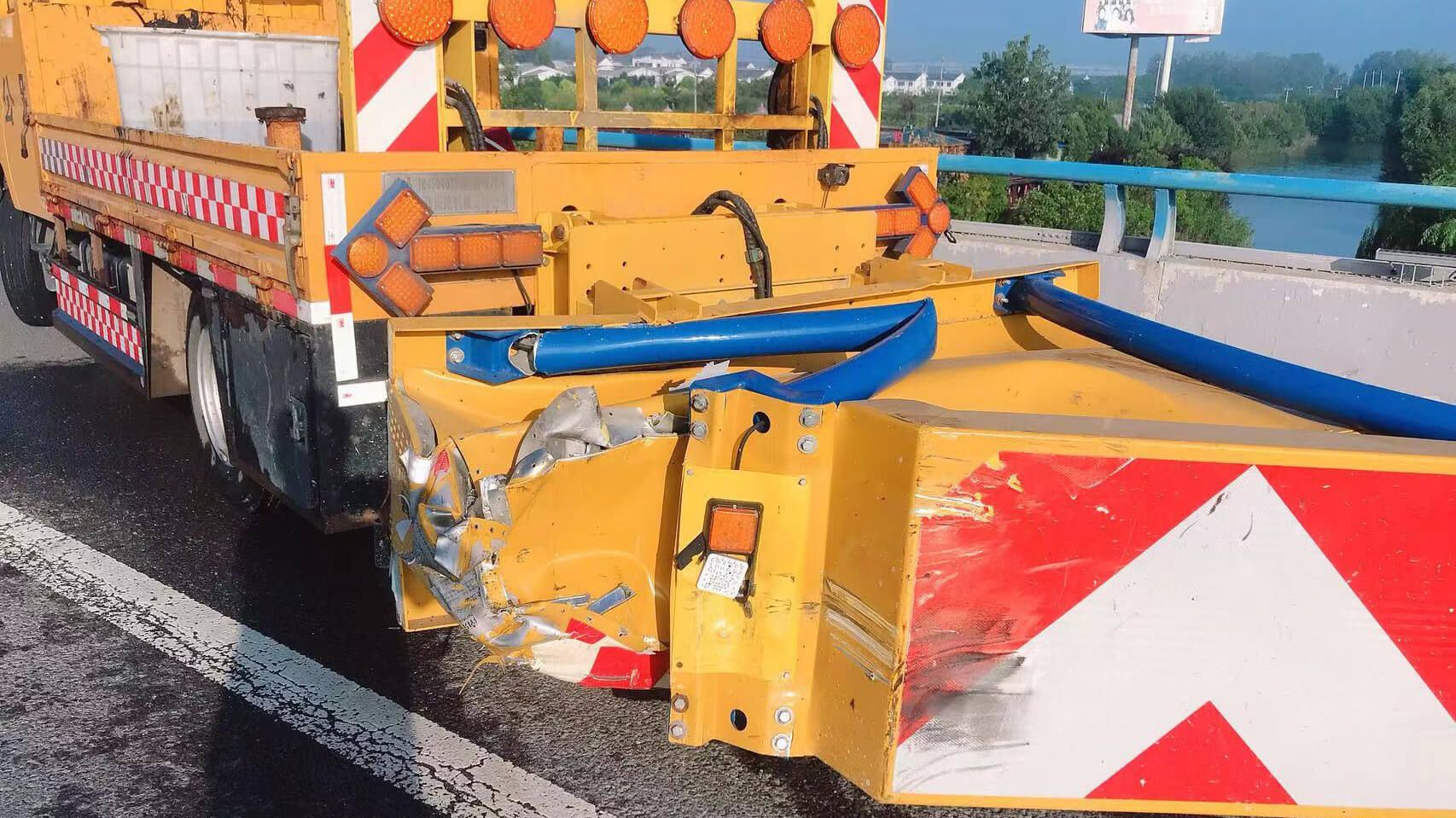盐城70K防撞缓冲车发生追尾事故,道路作业安全再敲警钟 · 配图 3