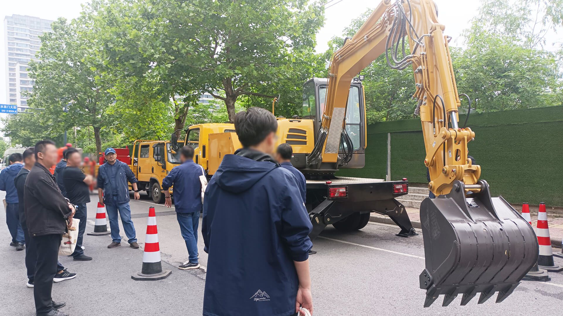 南京同道携手南京市政部门联合演示道路坑槽修补 · 配图 3