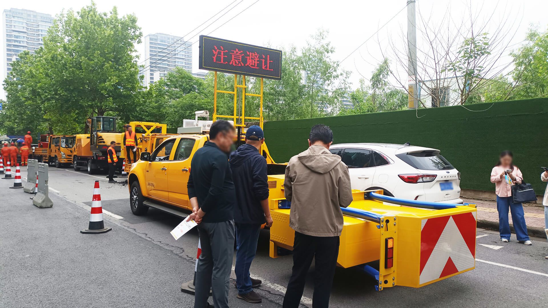 南京同道携手南京市政部门联合演示道路坑槽修补 · 配图 4
